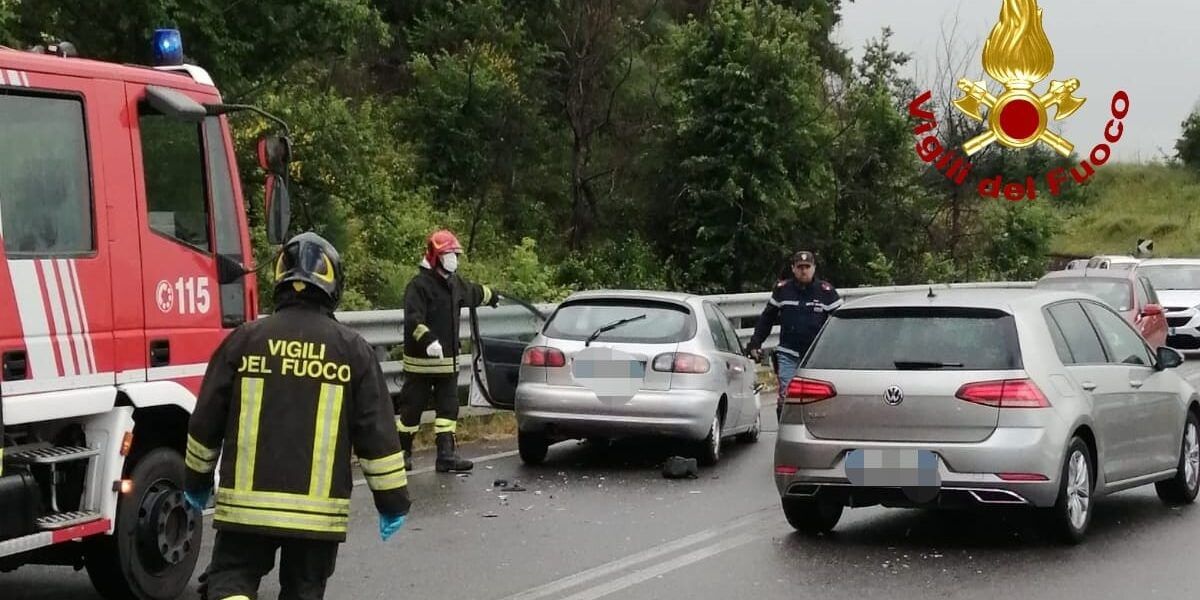 Scontro tra auto sulla statale 107, ferito un minore