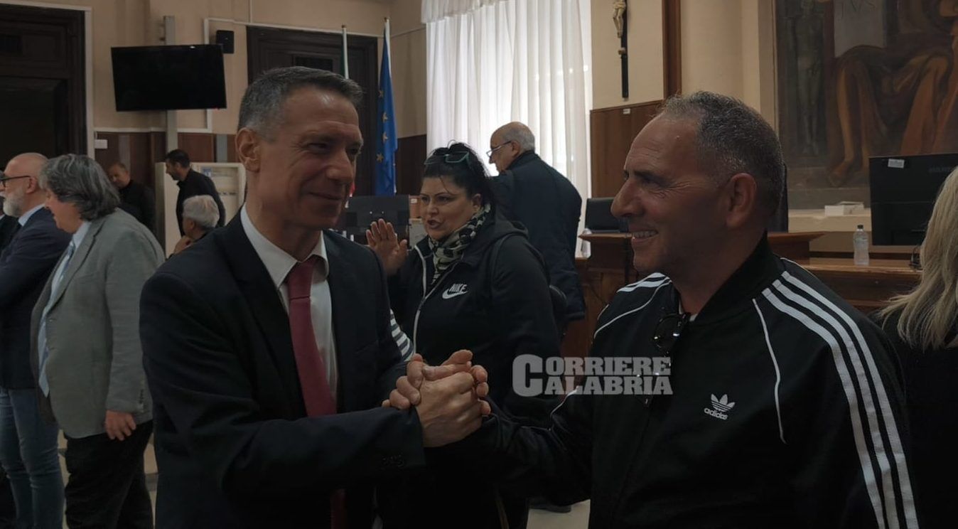 Omicidio Ceravolo, l’abbraccio tra papà Martino e i procuratori dopo l’arresto dei presunti killer – FOTO e VIDEO