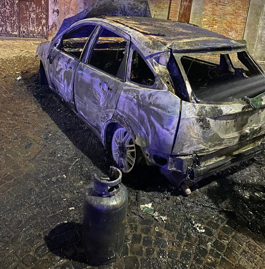 Corigliano Rossano, ennesima auto in fiamme: dentro c'era una bombola di gas