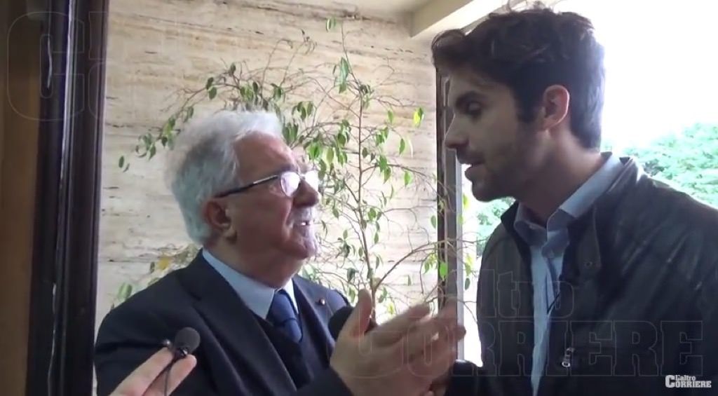 Bonanni braccato da una troupe a Lamezia: «Ma quale pensione d’oro? Solo 5mila al mese» – VIDEO