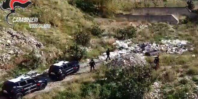 L’illecito smaltimento nel torrente Valanidi, diventato «pericoloso amplificatore di rischi di esondazione»