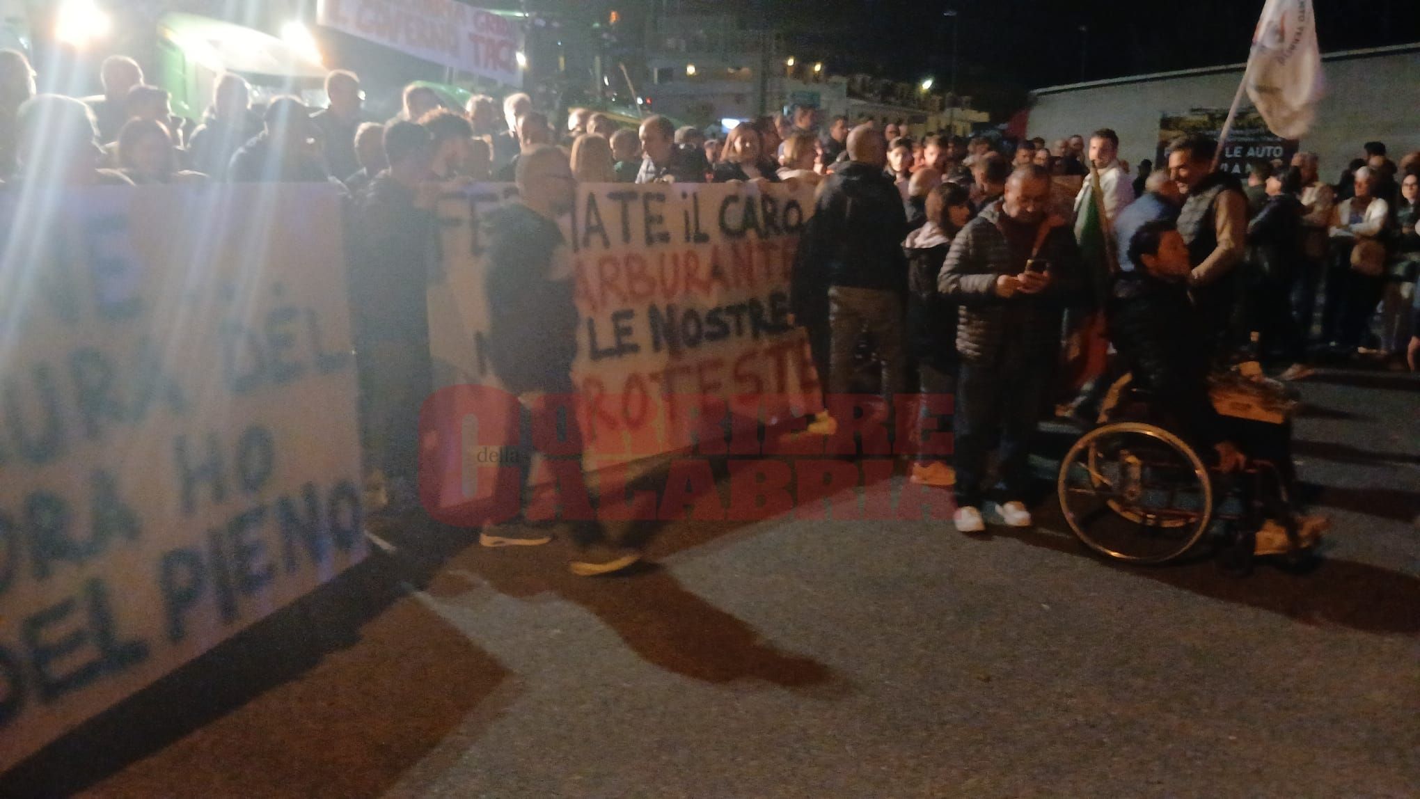Falerna, quasi 300 persone bloccano lo svincolo dell’A2