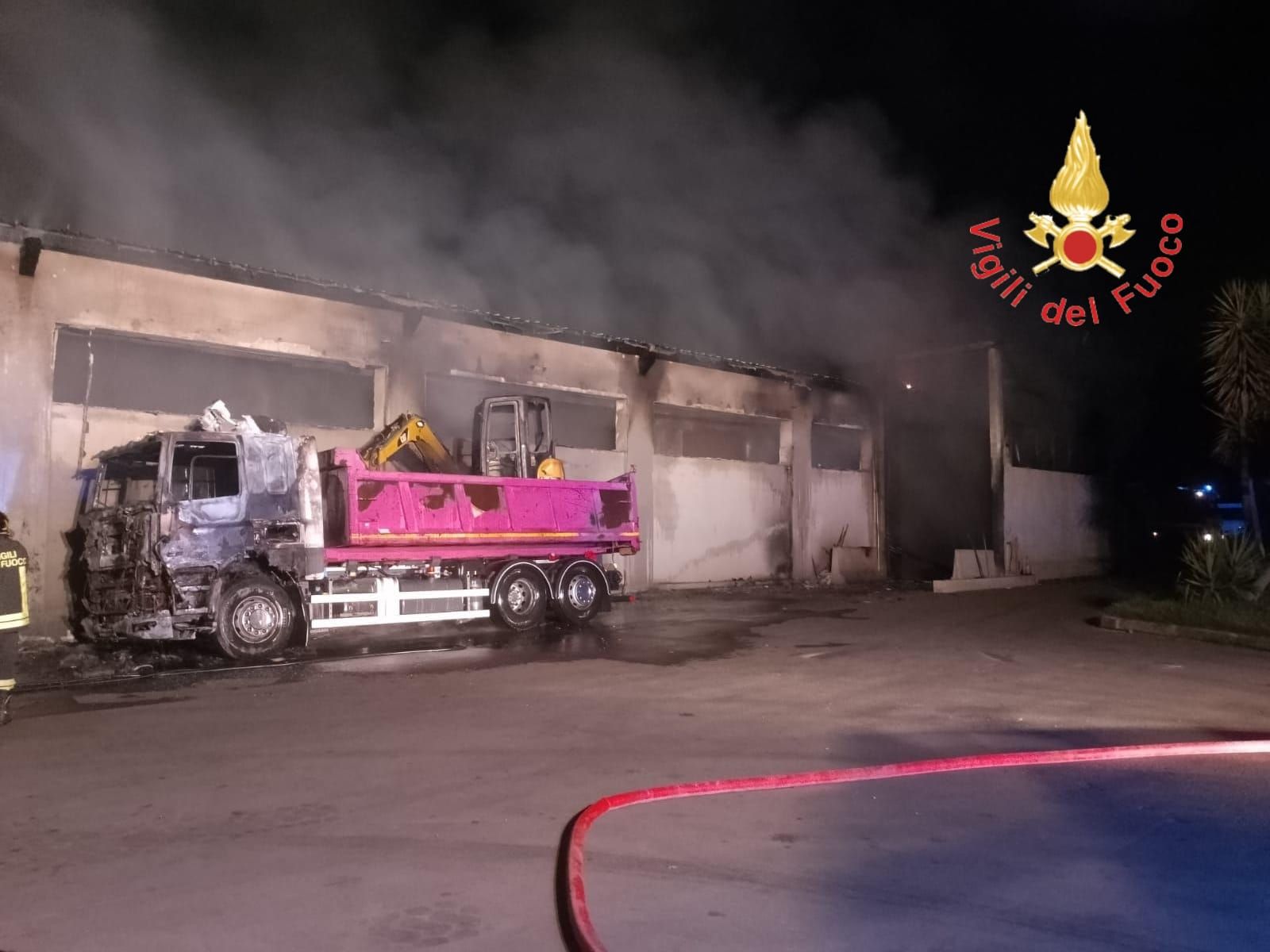 Incendi, nella notte a fuoco un capannone di un’azienda di rifiuti a Cittanova – FOTO