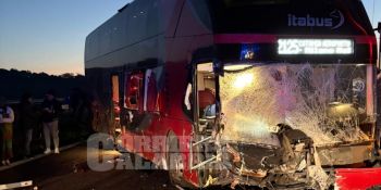 Pullman sfonda il guardrail sull’A2 e invade la corsia opposta: paura tra Rosarno e Mileto – FOTO