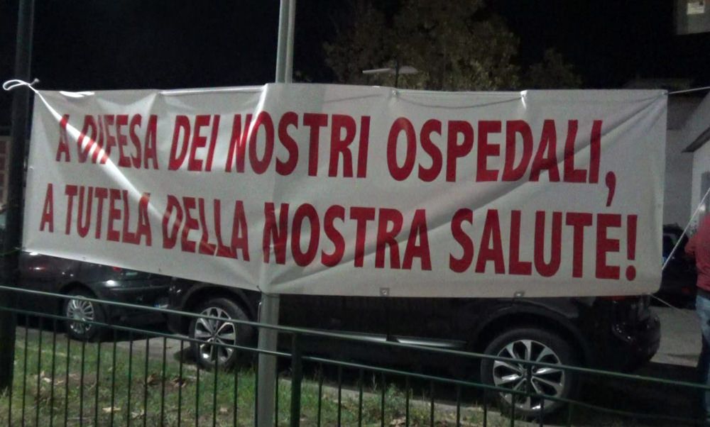 «No al reparto Covid, sì alla riapertura degli ospedali». Protesta a colpi di clacson a Corigliano Rossano