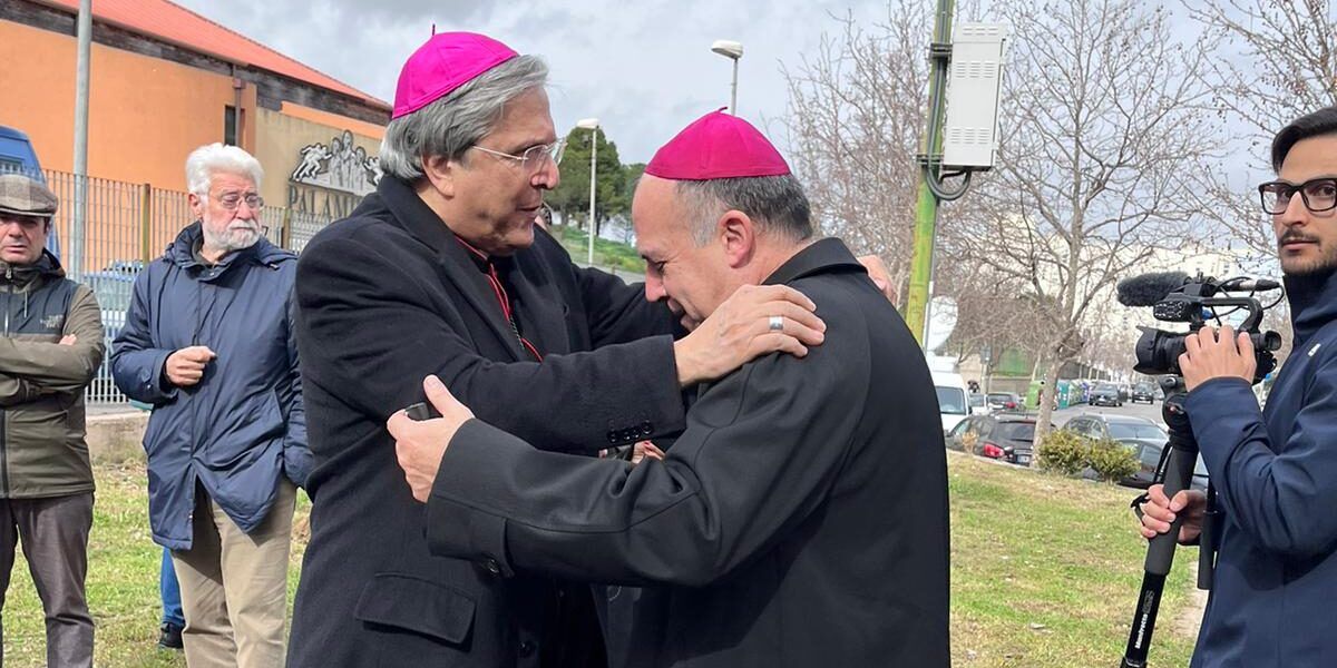 La preghiera di monsignor Savino davanti alle bare. «Dio muore con i nostri fratelli» – VIDEO
