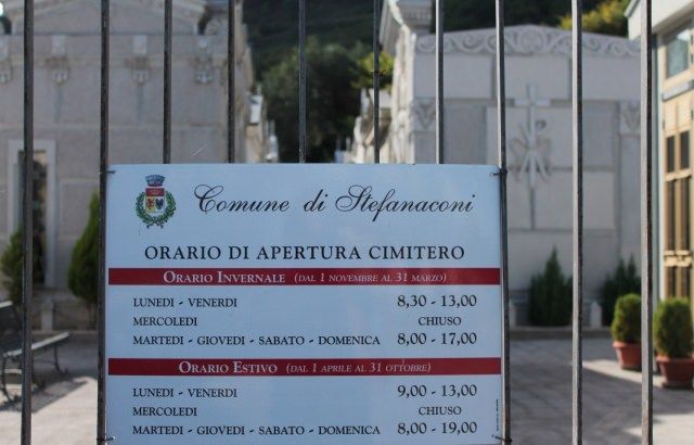 Tenta il suicidio dandosi fuoco al cimitero, grave 58enne di Stefanaconi