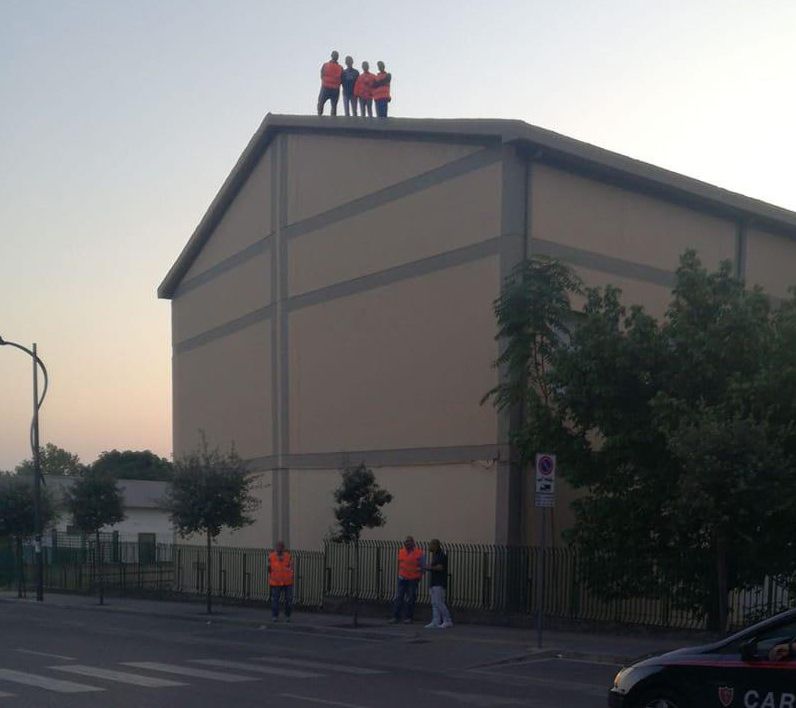 Corigliano Rossano, operai del verde pubblico sul tetto per protesta – VIDEO