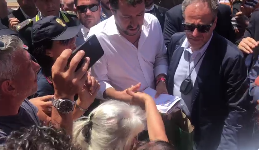 L'incontro di Salvini con mamma Scarpulla: «Doveva andare lui dal mio Matteo»