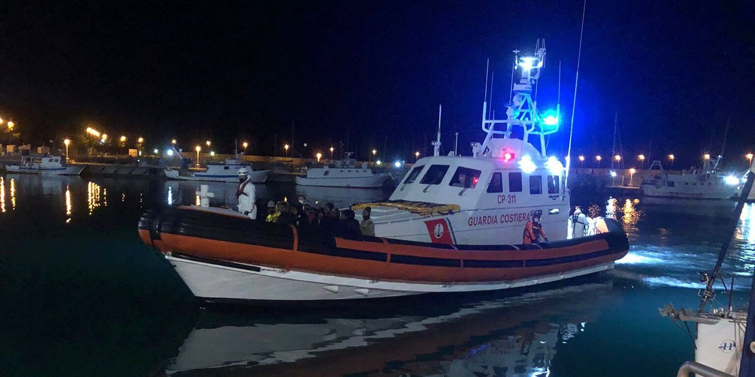 Secondo sbarco in poche ore: a Roccella Jonica nella notte arrivano altri 83 migranti