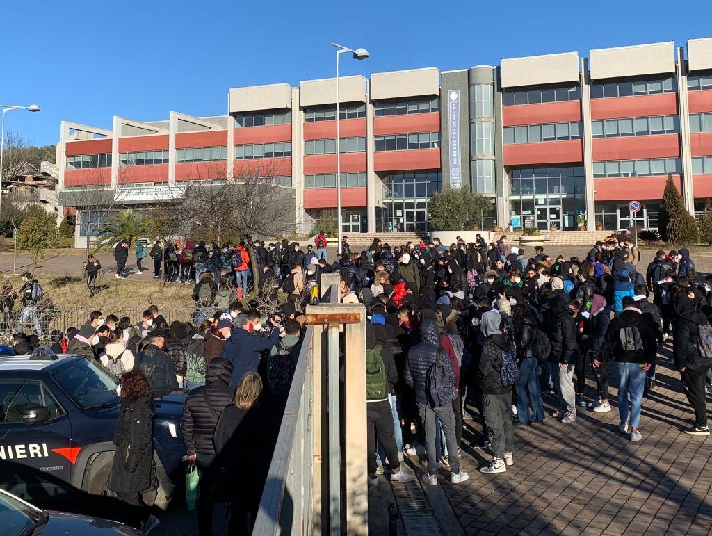 Presunte molestie sessuali al Liceo di Castrolibero, la Procura apre indagine