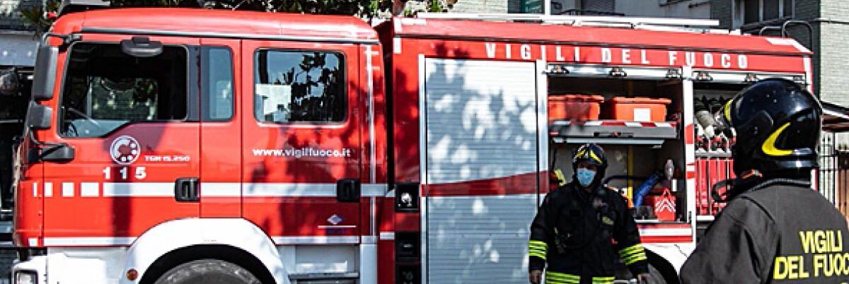 In fiamme un palazzo a Mantova, un morto e 13 intossicati