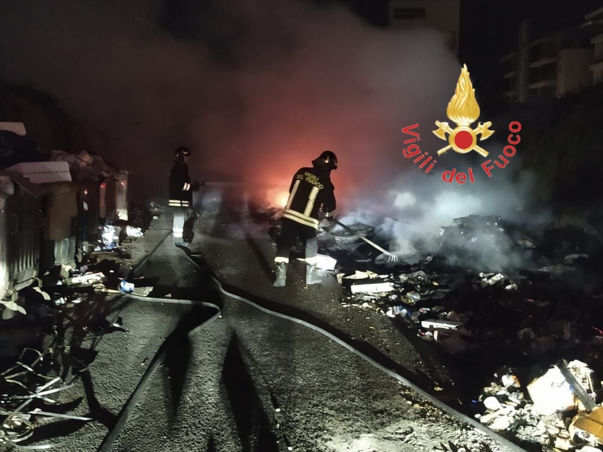 Nuovo rogo al campo rom di Lamezia, pesanti disagi per la zona – FOTO