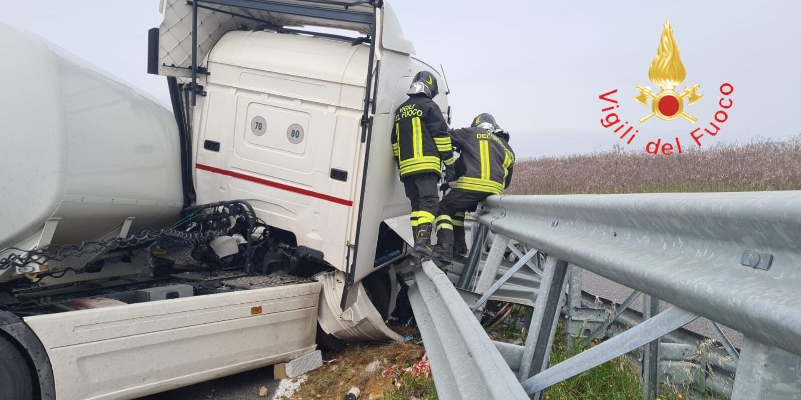 Tir finisce fuori strada sull’A2. Ferito l’autista