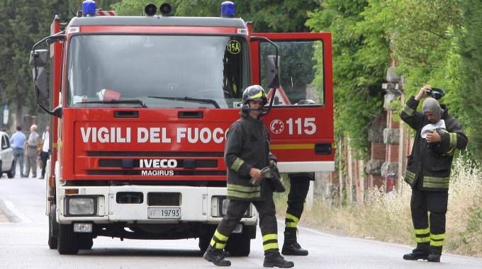 Auto si schianta dopo un volo di 70 metri, muore una donna
