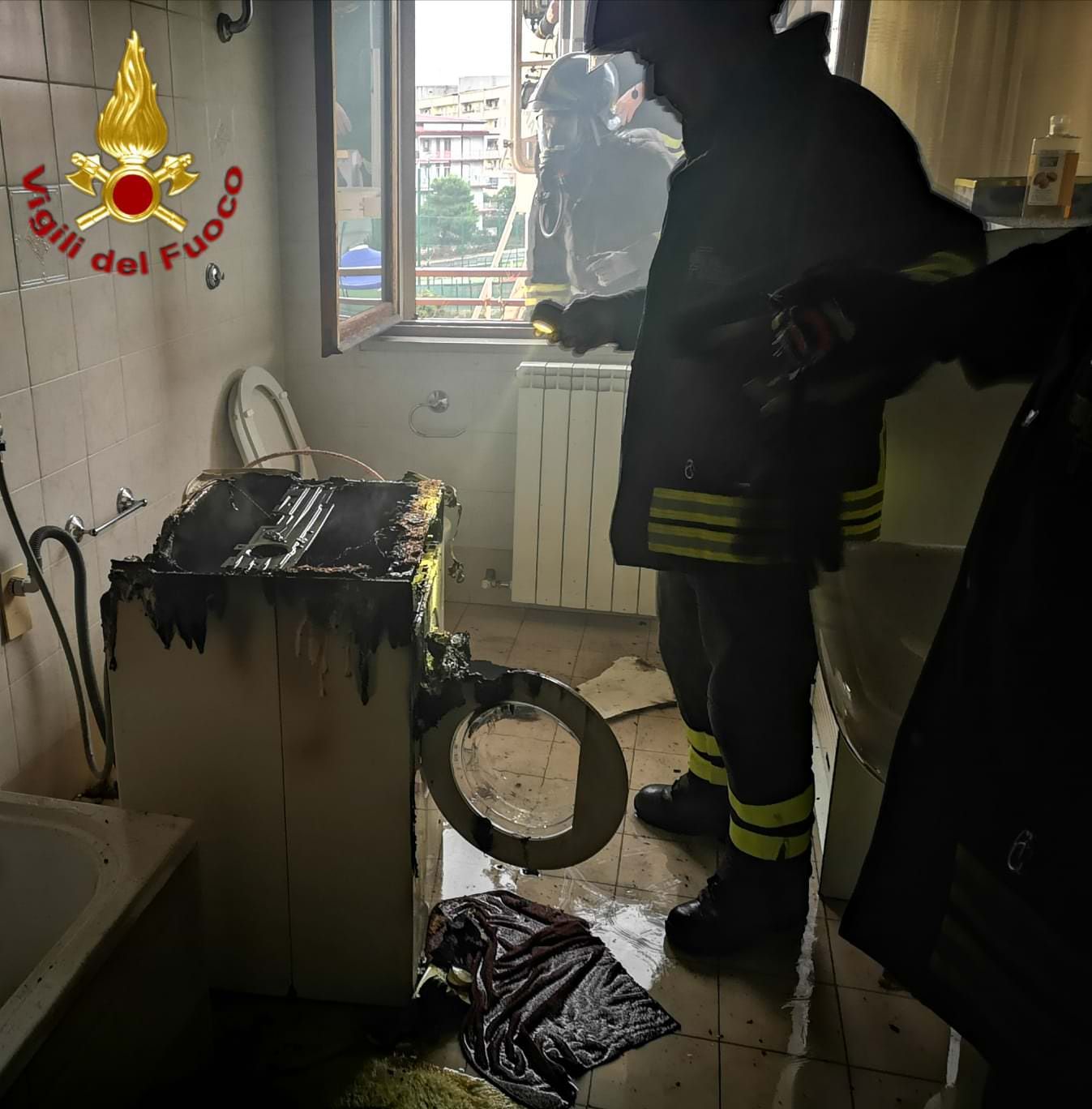 La lavatrice prende fuoco, fiamme in un appartamento a Crotone