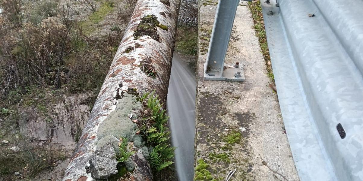 La “battaglia” (finora persa) dell’acqua a Catanzaro e quel pezzo di tubo che non regge più