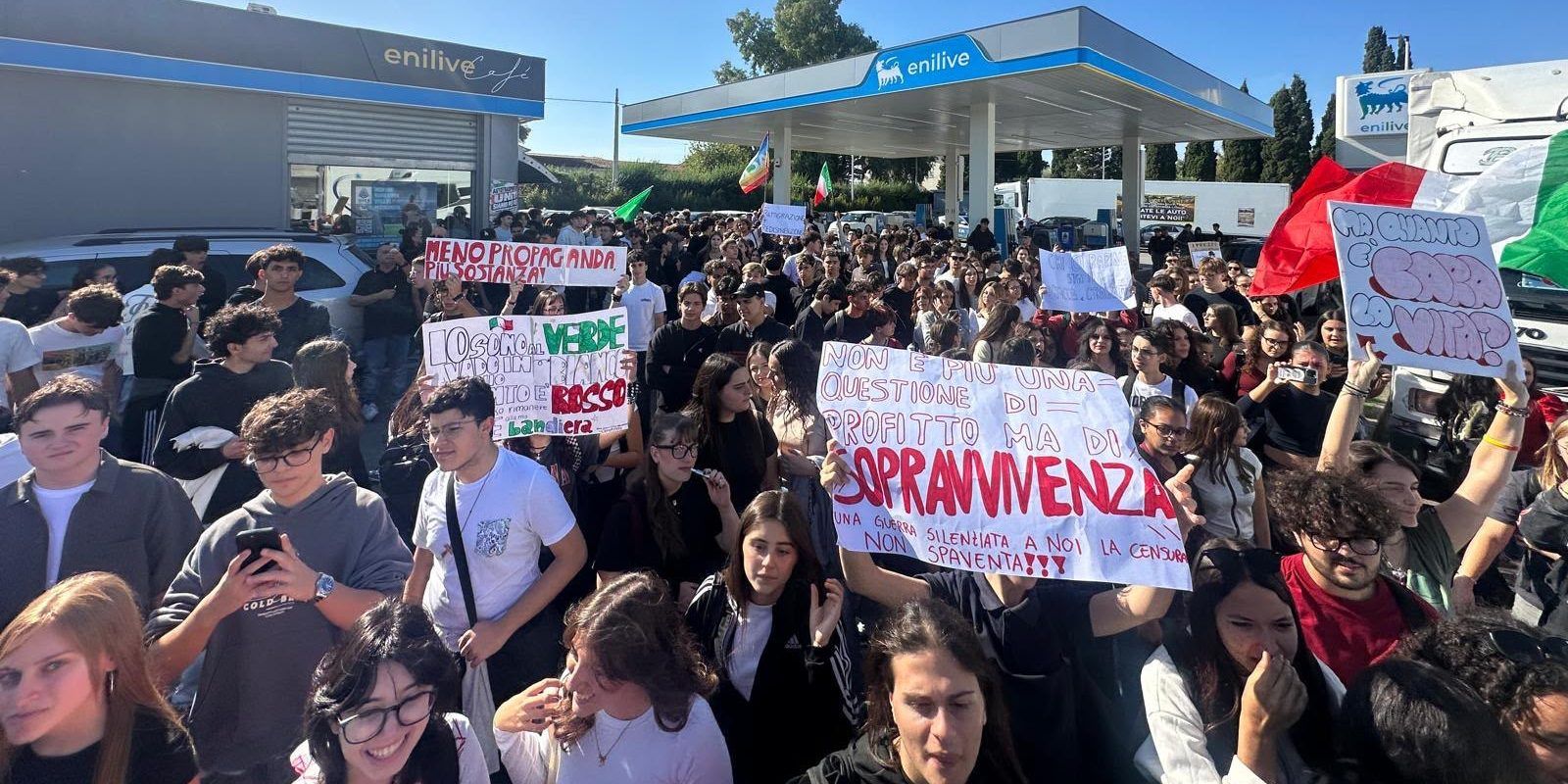 «Divise diverse, stessa lotta». A Lamezia gli studenti si uniscono al presidio degli autotrasportatori e degli agricoltori