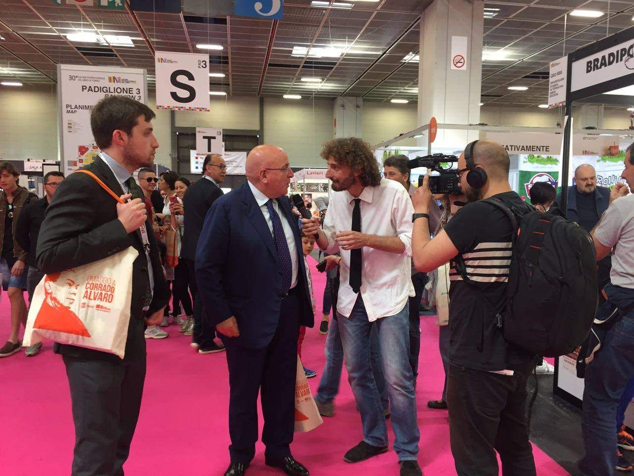 Fondi al teatro, blitz de Le Iene al Salone del Libro