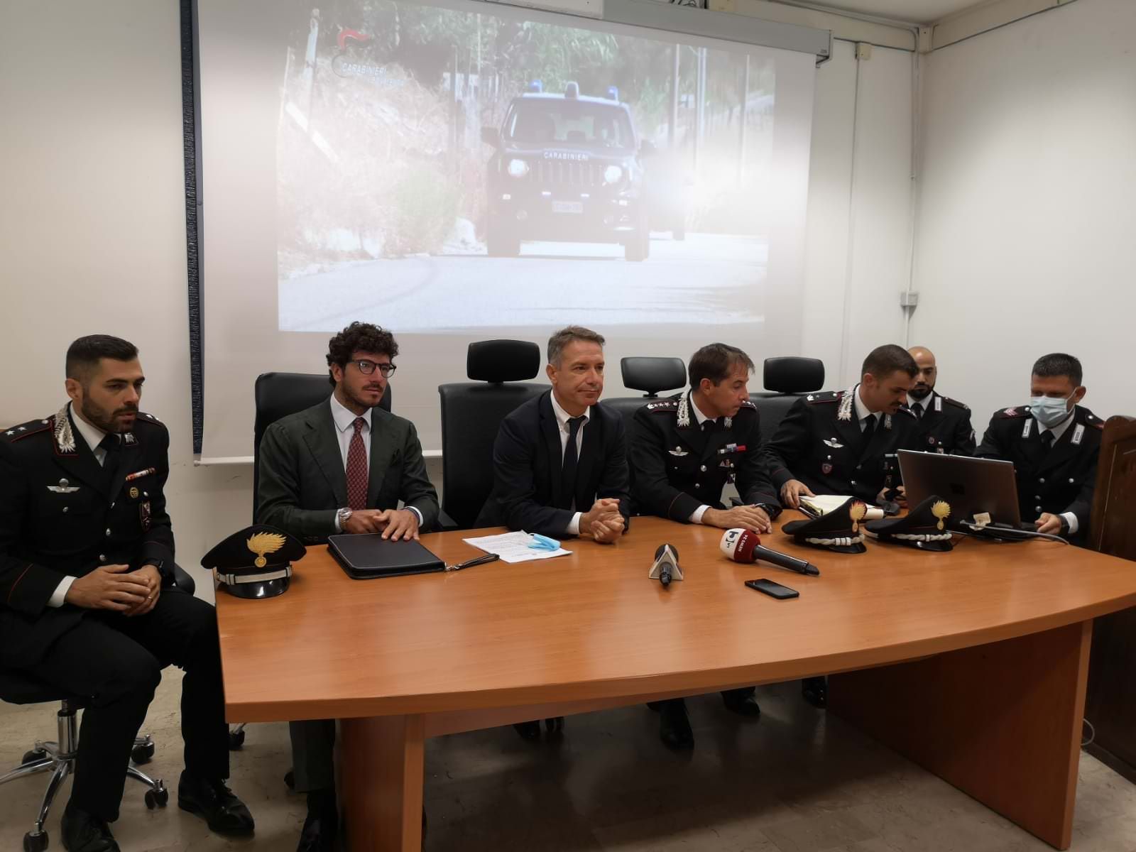 Tre minuti di pestaggio per un misero bottino. Falvo: «Un'aggressione che mi ha turbato»