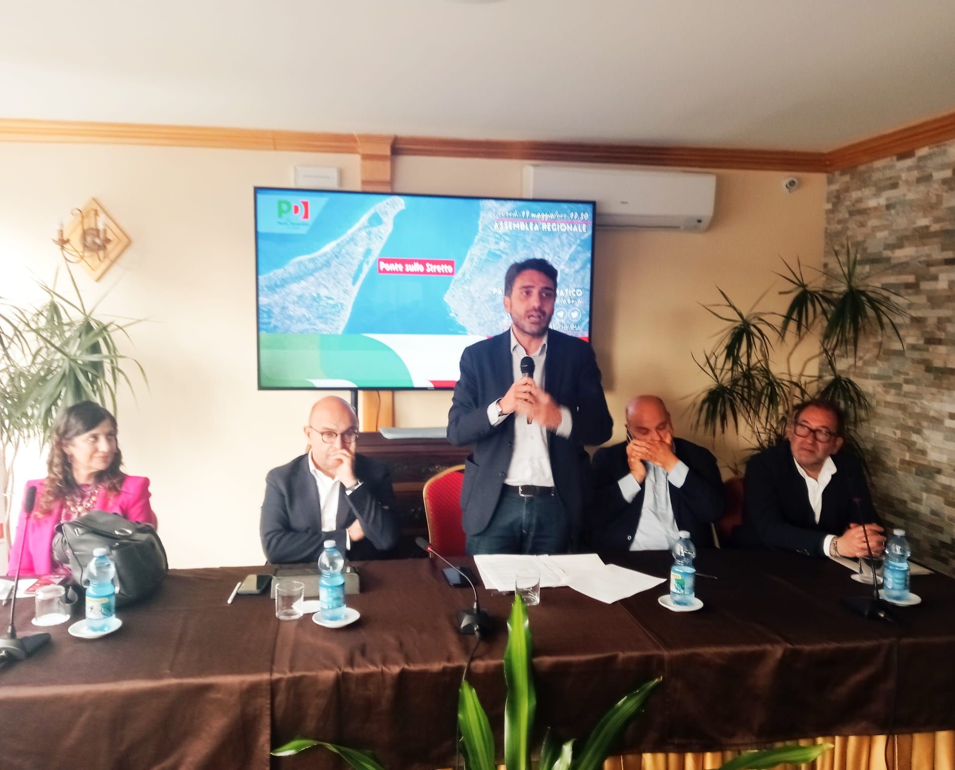 «Al Sud non serve una cattedrale nel deserto». Dal Pd un netto “no” al Ponte sullo Stretto