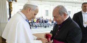 Papa Leone XIV riceve un anello con l’effigie di San Pietro realizzato dal maestro Michele Affidato
