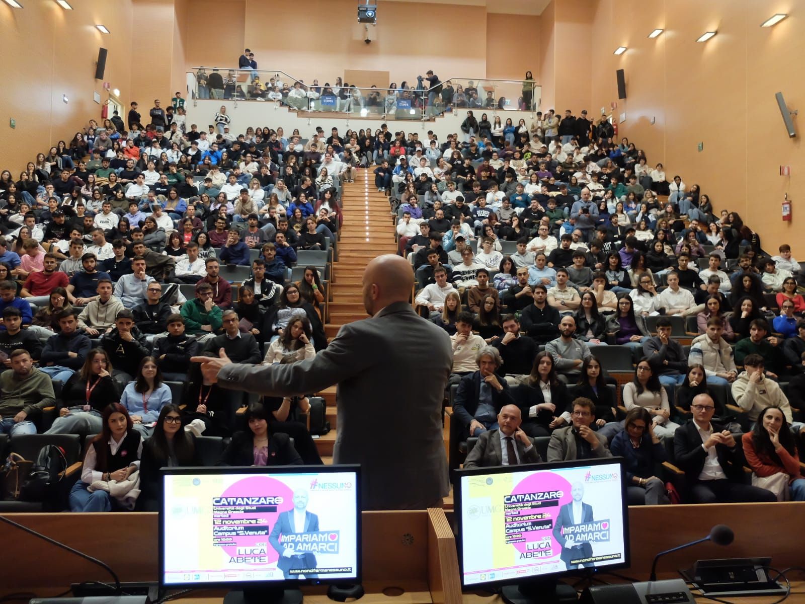 Oltre 400 studenti a urlare #NonCiFermaNessuno con Luca Abete all’Università di Catanzaro – FOTO