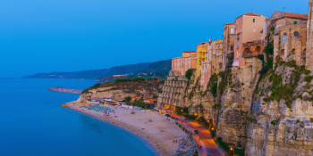 Tropea accoglie già i primi turisti. La «sfida vinta» della destagionalizzazione e i timori per l’erosione
