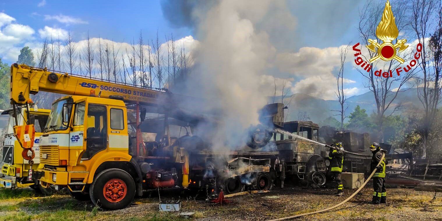Incendio a Laino Borgo, in fiamme un’officina – VIDEO