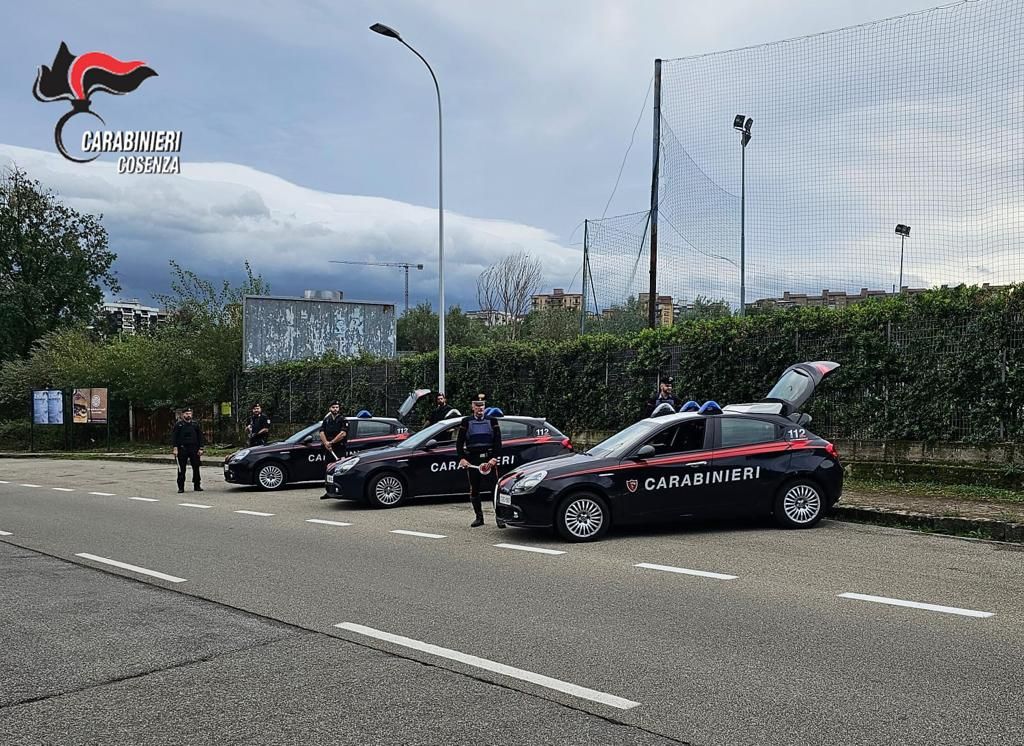 Pistola nascosta in un edificio nel centro storico di Cosenza. Accertamenti dei carabinieri