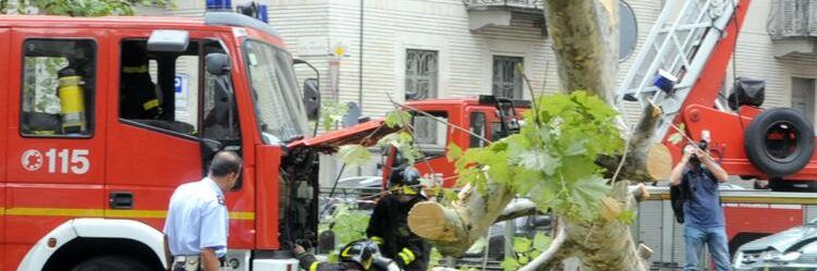 Maltempo nel Torinese. Albero si abbatte su un’auto, morto un 56enne