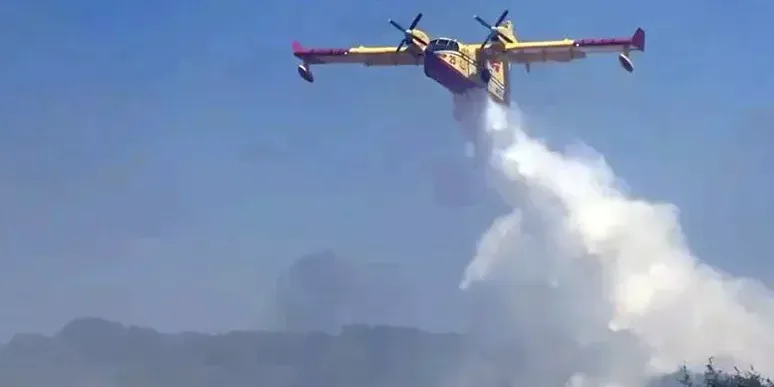 Morano Calabro, l’incendio non dà tregua: fiamme sulla dorsale verso il paese. In azione il Canadair