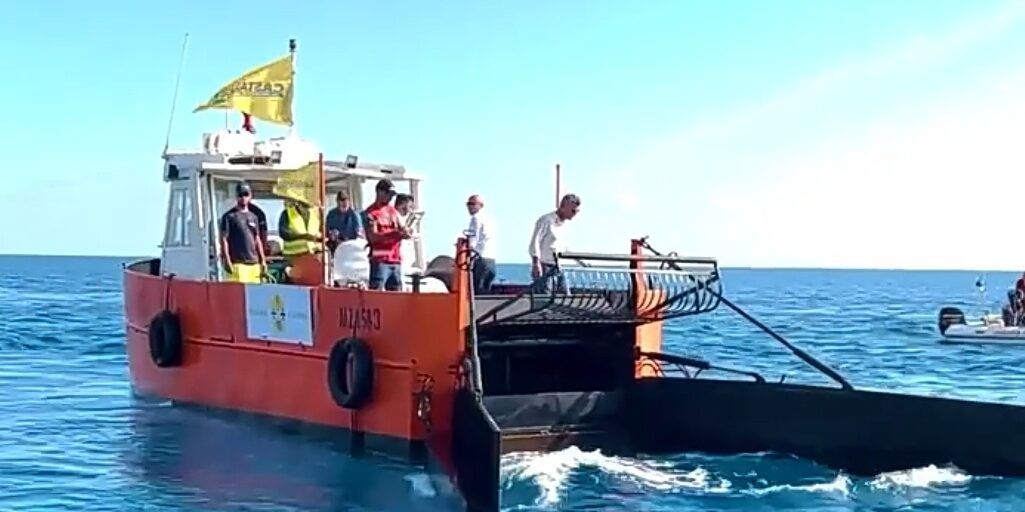 Occhiuto e la sua lotta senza quartiere all’inquinamento: in azione due nuovi battelli “pulisci mare” – VIDEO