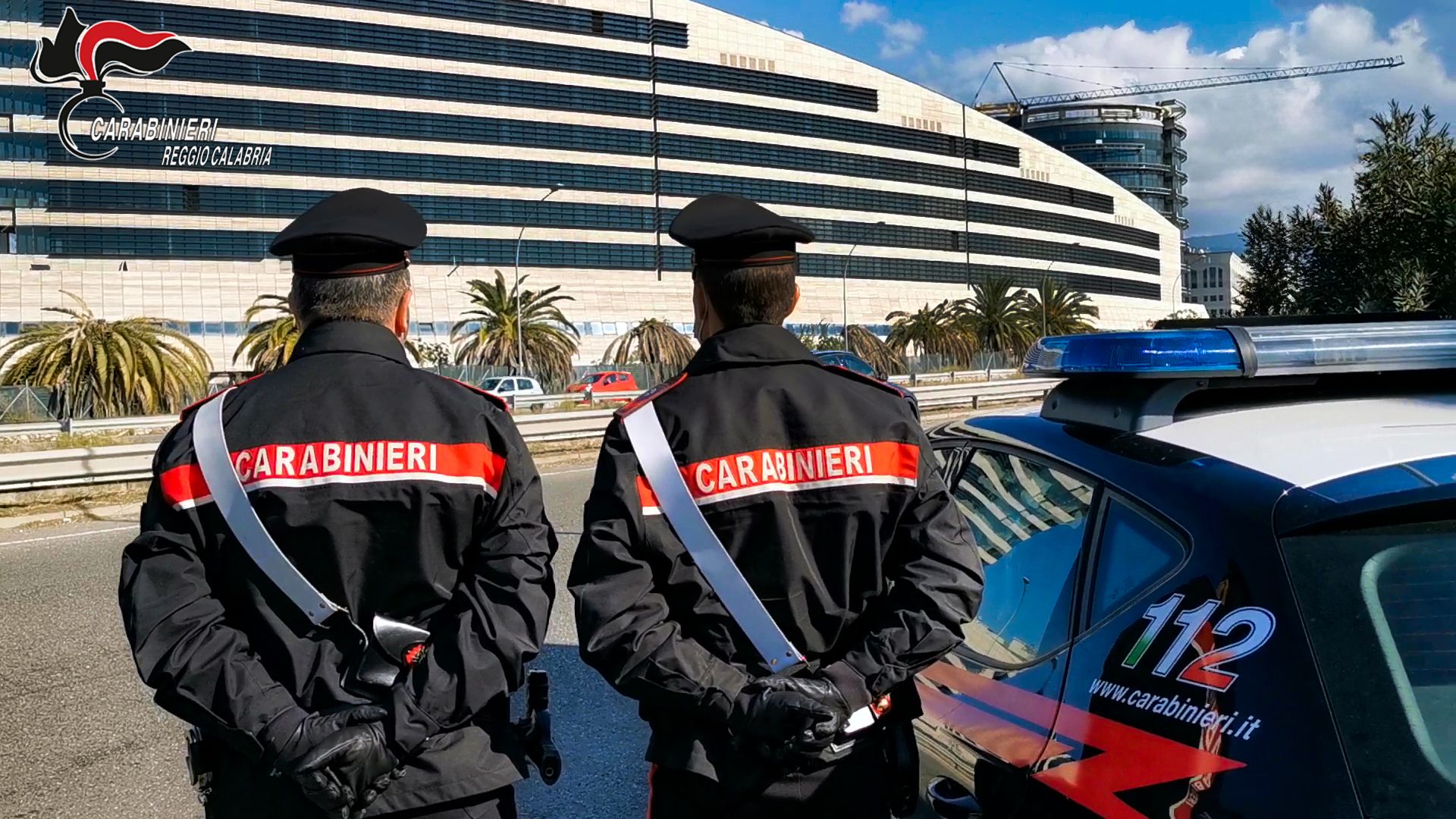 Viola i domiciliari, litiga e sfonda la porta dei vicini: arrestato cittadino rumeno