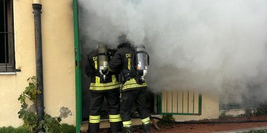 Incendio in una scuola di Catanzaro, magazzino danneggiato. Indagini in corso – FOTO