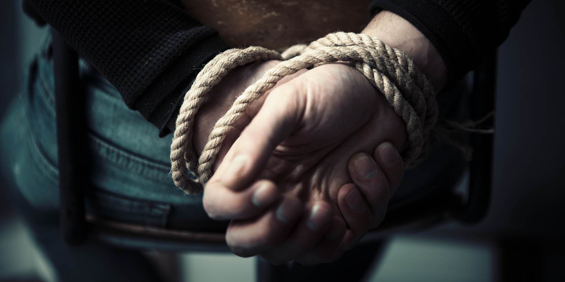 Il corriere della droga che ha rischiato di finire in pasto ai maiali: dai soldi “spariti” al dito mozzato con un’accetta