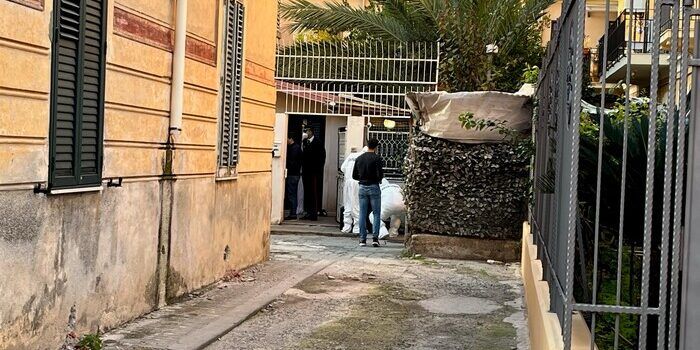 Reggio Calabria, ferite da taglio sul cadavere ritrovato in casa