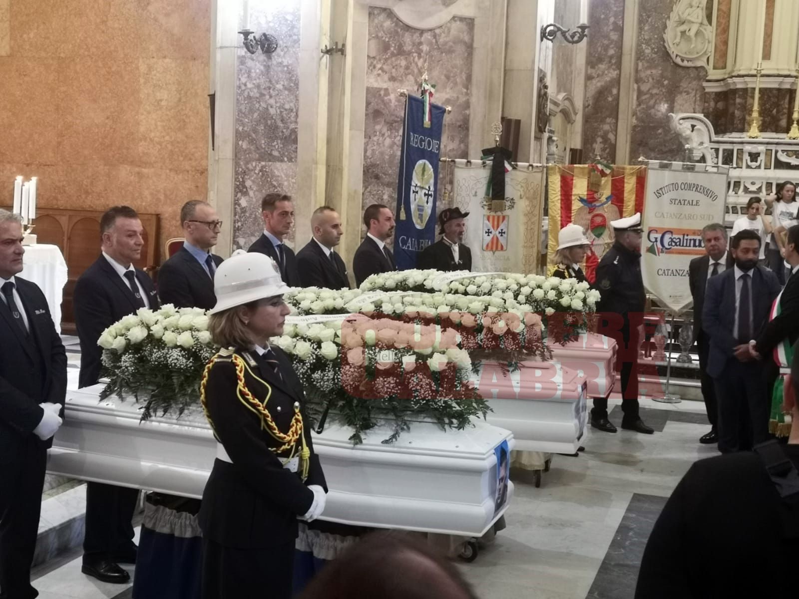 «Solo il silenzio è adeguato davanti a una tragedia come questa». Catanzaro si stringe attorno a Saverio, Aldo e Mattia – VIDEO – FOTO