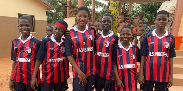La Vibonese dona kit sportivi ai bimbi in Africa