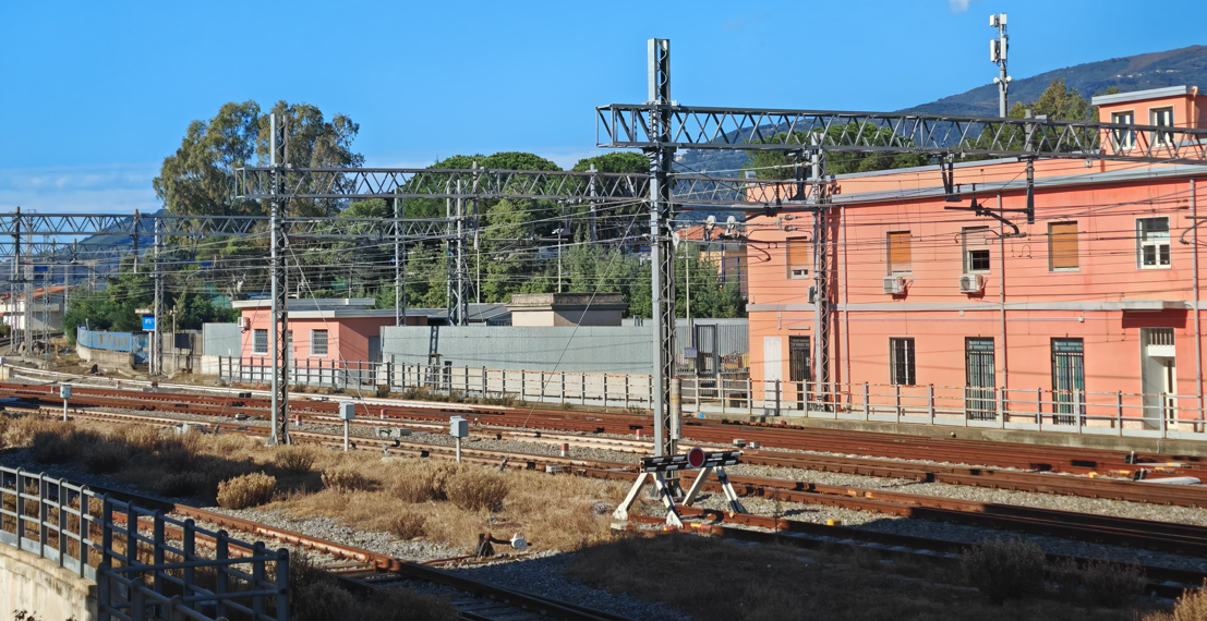 Lamezia, rinvenuto il cadavere di uomo lungo la ferrovia