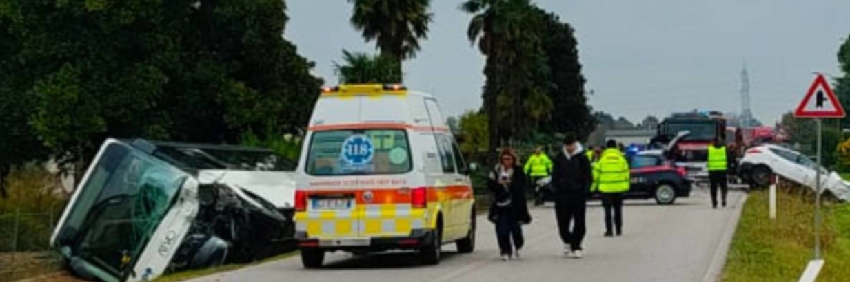 Suv contro pullman di studenti: morto un 85enne