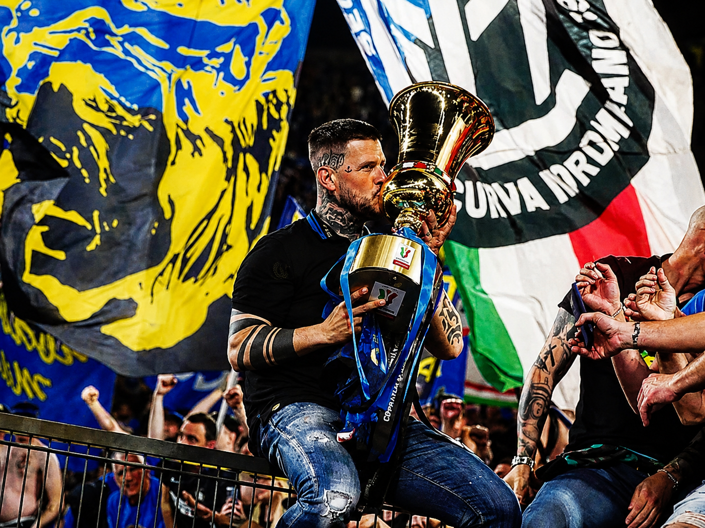 «Ci voleva la ’ndrangheta». La Curva Nord da blindare e la pezza “Africo” sullo striscione nel racconto di Ferdico