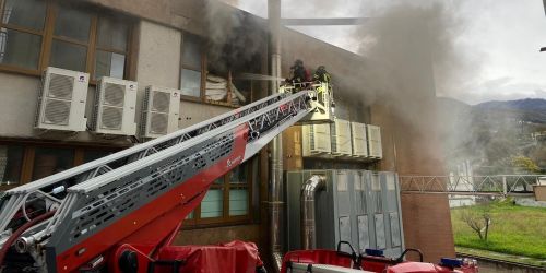 incendio paola magazzino vvff