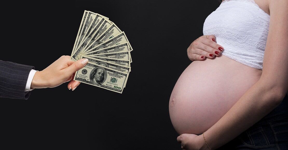 Maternità surrogata, ok della commissione Giustizia del Senato