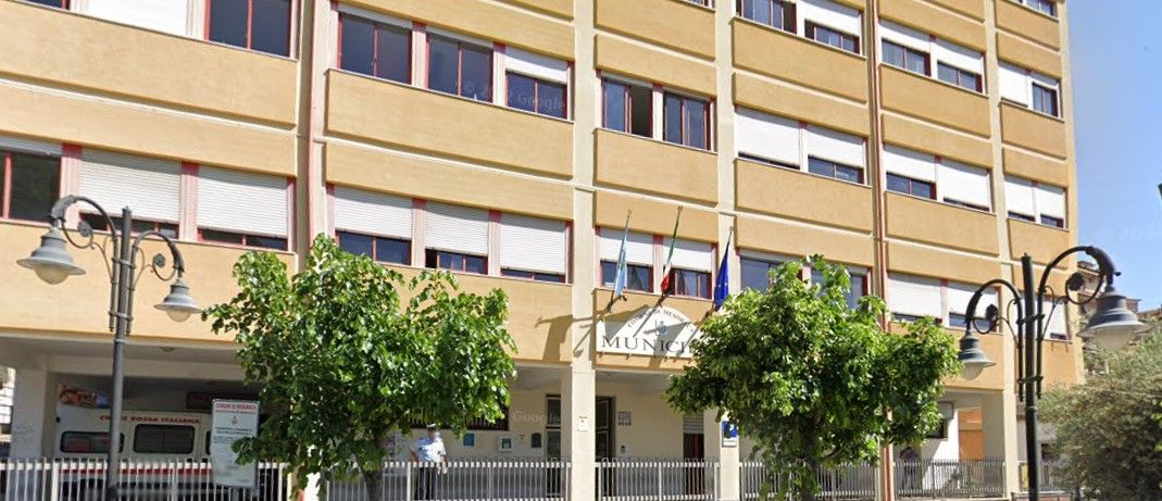 «Venti giorni ho camminato per farlo fare sindaco!». Carriera (e accuse) dell’ex primo cittadino di Mesoraca