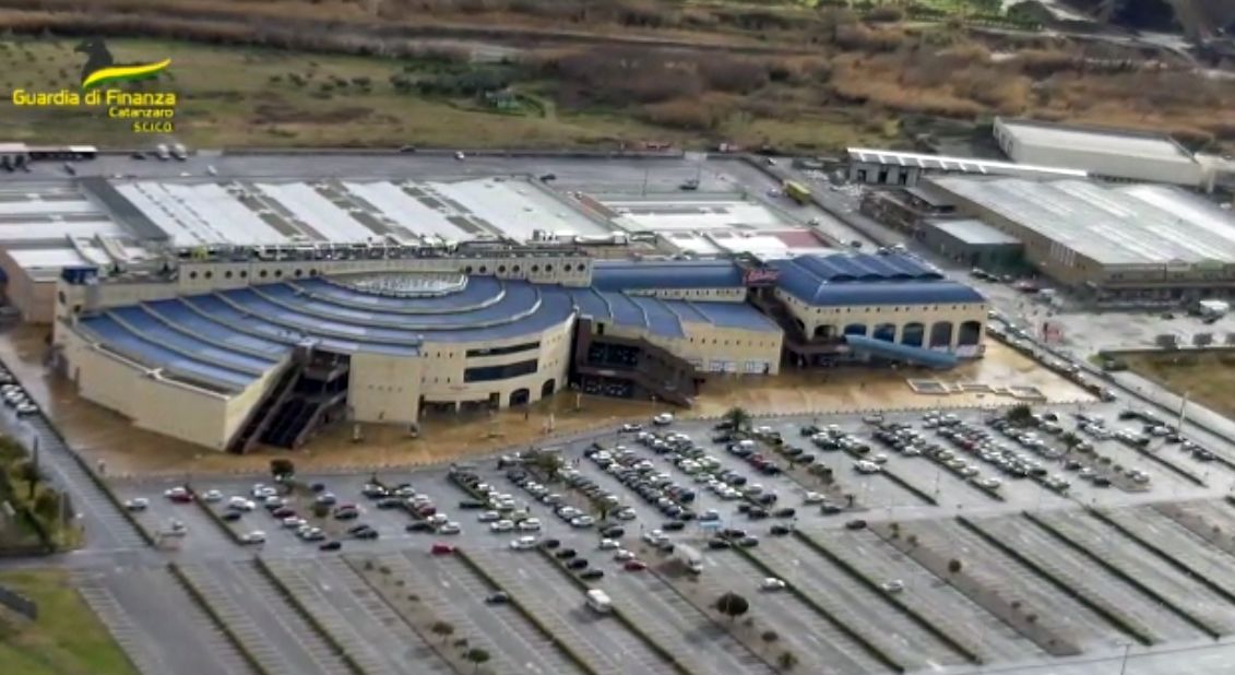 Lamezia, un centro commerciale, supermercati, terreni e auto di lusso: i beni sequestrati ai fratelli Perri – ELENCO
