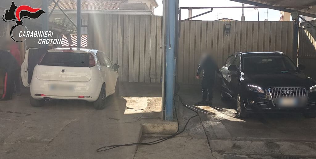 Isola Capo Rizzuto, scoperto autolavaggio abusivo: 4 denunce