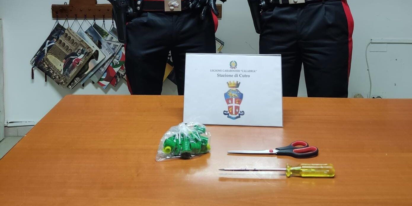 Tentano il “colpo” in un asilo nido di Cutro, arrestati due 24enni