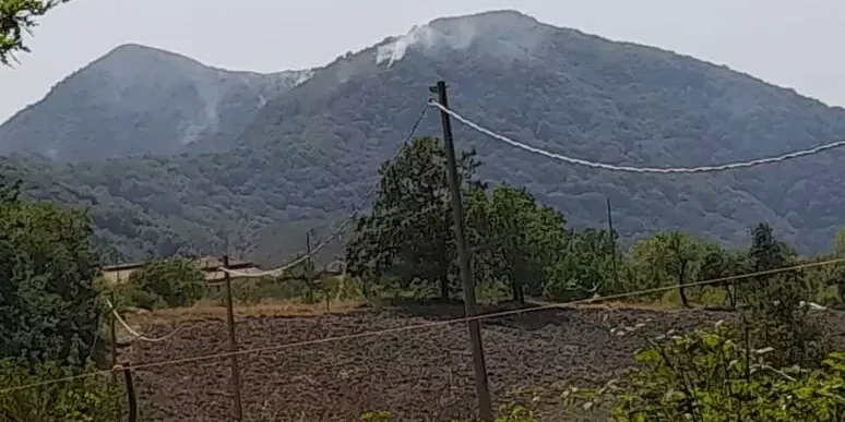 Dieci giorni di fuoco nel Parco del Pollino, l’incendio non si ferma
