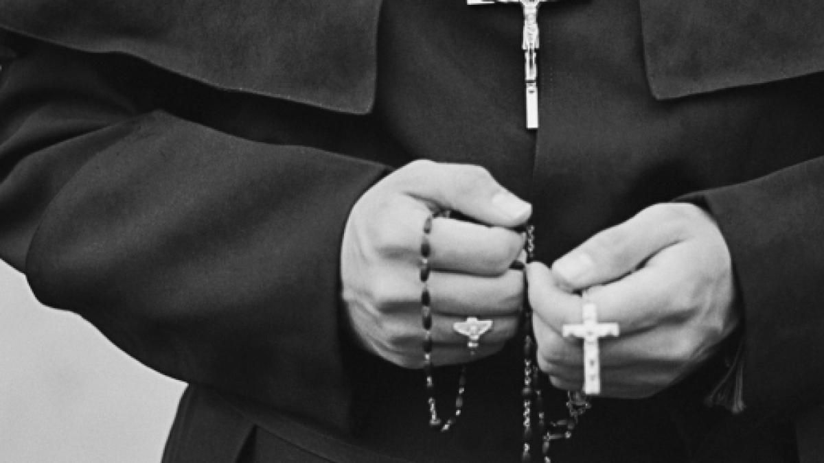 «Ci pensa don Gianni…». I 300 euro versati al sacerdote per il certificato al familiare di un uomo dei Bellocco